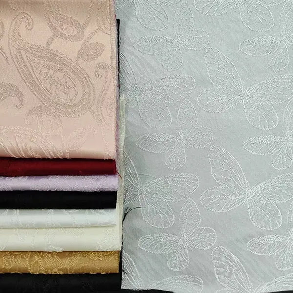 96% Polyester 4% Spandex Mäkký Pohodlný odevný materiál Tkaniny na odevy Saténová žakárová látka